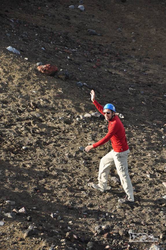 Na parte inicial da subida do vulcão Villarrica, o Rodrigo acena para a Ana, que passa de teleférico sobre ele, na região de Pucón, no sul do Chile